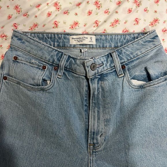 NWOT Abercrombie Curve Love 90s Relaxed Jean - Picture 2 of 3